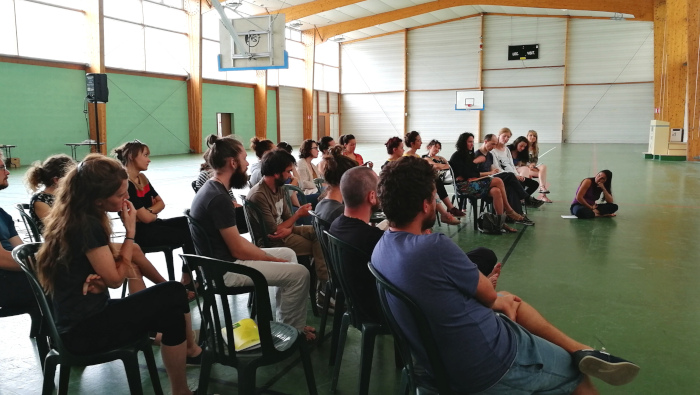 Spectacle en gymnase.